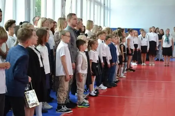 Inauguracja roku szkolnego w Kiwitach – powitanie uczniów i nowych nauczycieli