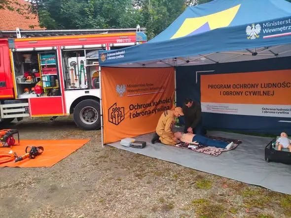 Runowo: strażacy uczyli pierwszej pomocy i zbierali na defibrylator AED