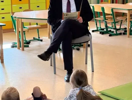 Jacek Wiśniowski czytał dzieciom w „Czytającym Przedszkolu” przy Szkole Podstawowej nr 1