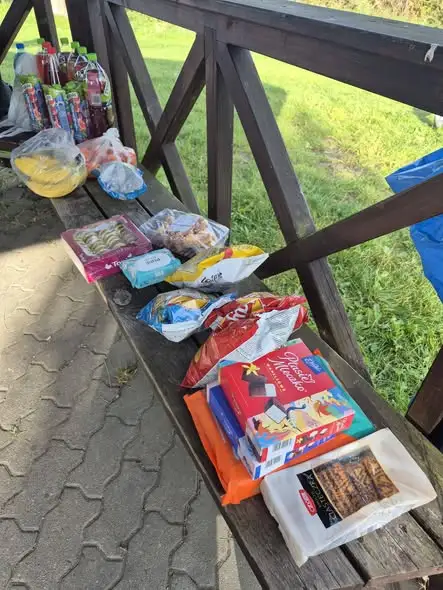 Klasa 7b świętowała Dzień Chłopaka nad jeziorem Wielochowskim