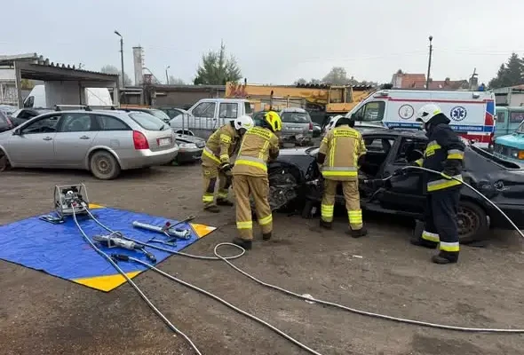 Wspólne manewry OSP z powiatu lidzbarskiego — strażacy ćwiczyli ratownictwo medyczne, drogowe i wysokościowe