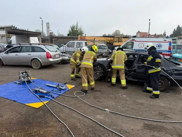 Wspólne manewry OSP z powiatu lidzbarskiego — strażacy ćwiczyli ratownictwo medyczne, drogowe i wysokościowe