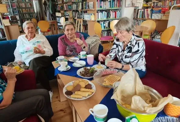 Gofry, wspomnienia i gry umysłowe – czwartkowe spotkanie seniorek w gminie Kiwity