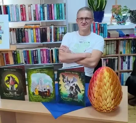 Paweł Gołuch spotkał się z uczniami w bibliotece w Kiwitach
