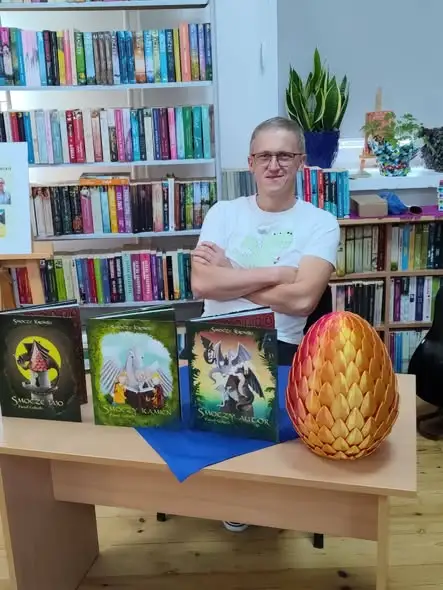 Paweł Gołuch spotkał się z uczniami w bibliotece w Kiwitach