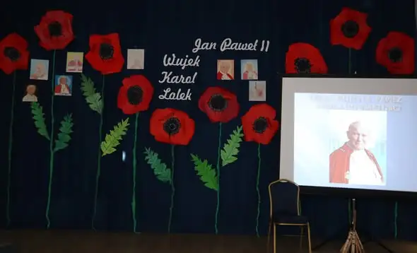 Dzień Papieski w szkole: klasa 6 wystawiła przedstawienie o Janie Pawle II