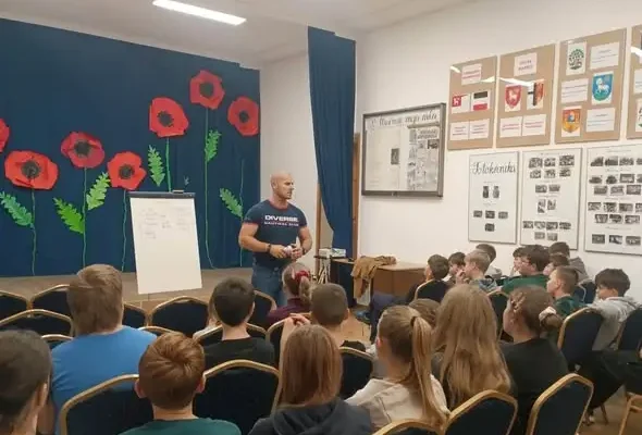 Bezpieczeństwo w sieci: dzieci uczą się od instruktora sztuk walki