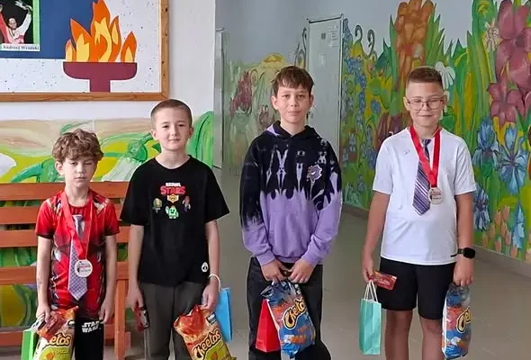 Szkolny apel w Kiwitach: nagrody, kamery i apel o czystość