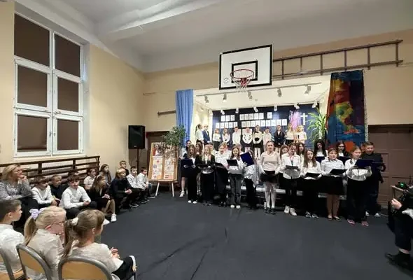 Dzień Papieski w SP 1 Orneta – apel uczniów klas IIIa i IIIc