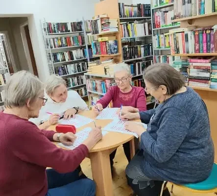 Czwartkowe spotkania seniorów w bibliotece w Kiwitach