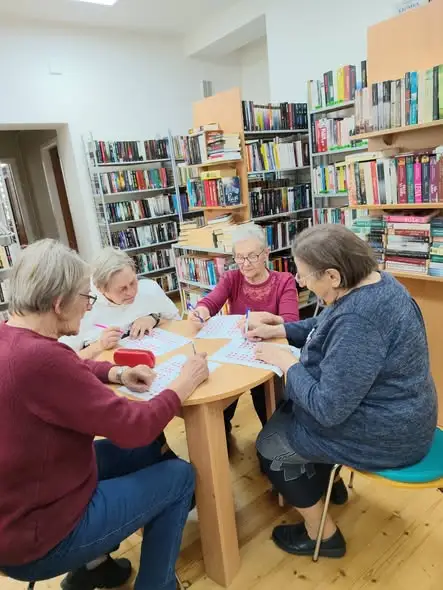 Czwartkowe spotkania seniorów w bibliotece w Kiwitach