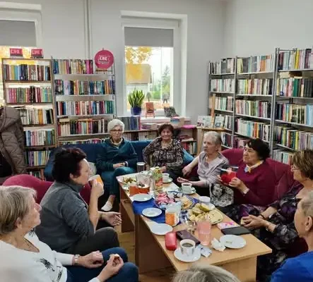 Gimnastyka dłoni i głośne czytanie – międzypokoleniowe spotkanie w bibliotece w Kiwitach