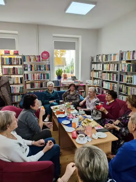 Gimnastyka dłoni i głośne czytanie – międzypokoleniowe spotkanie w bibliotece w Kiwitach
