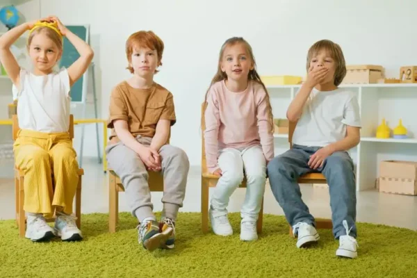 Gumy sensoryczne na krzesłach w klasie 2b – test nowego rozwiązania