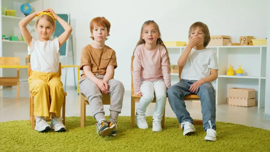 Gumy sensoryczne na krzesłach w klasie 2b – test nowego rozwiązania